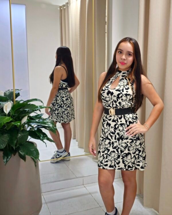 Vestido corto con cinturón