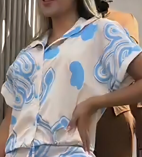 Blusa con estampado celeste