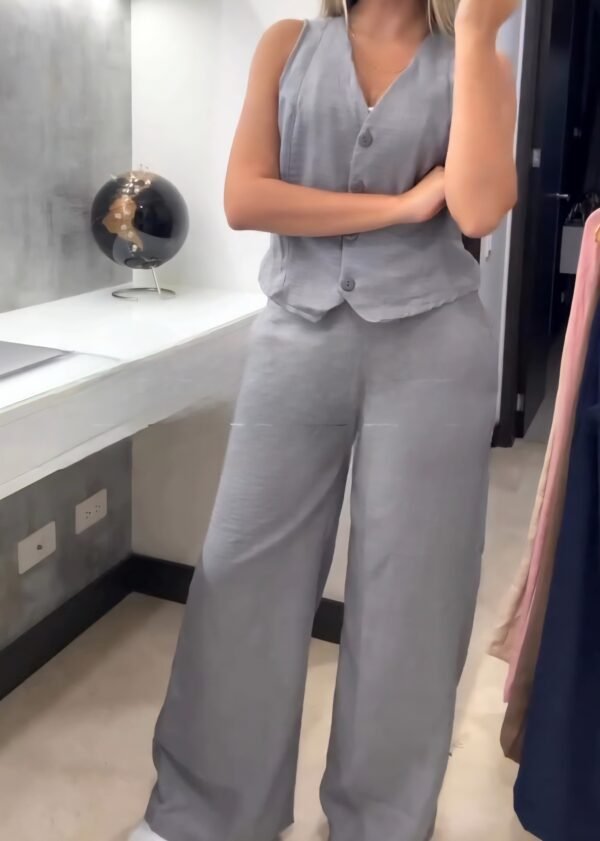 Conjunto de blusa y pantalón gris