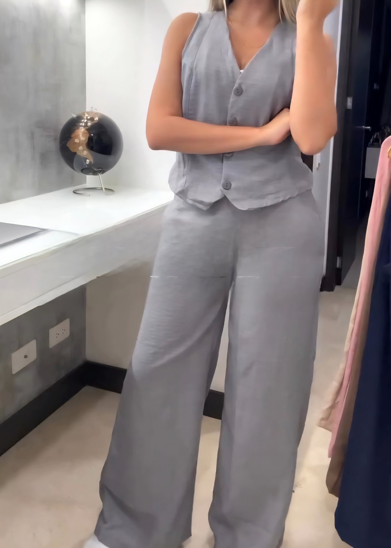 Conjunto de blusa y pantalón gris