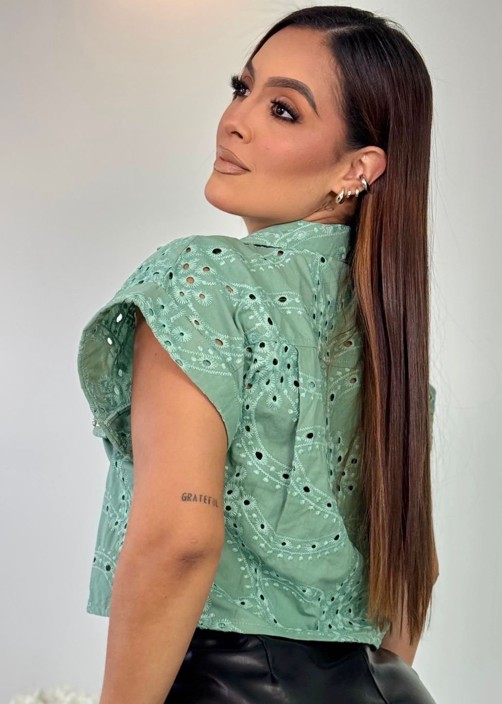 Blusa para dama con ojalillo - Image 2