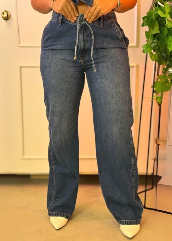 Jean tiro alto con cinturón estilo casual