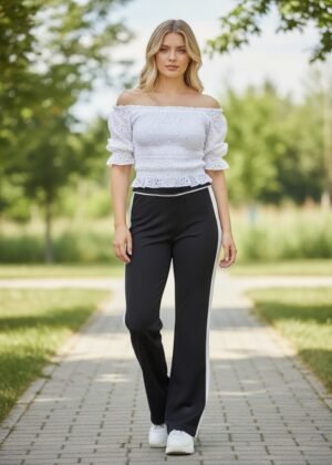 Pantalón negro acampanado y líneas blancas