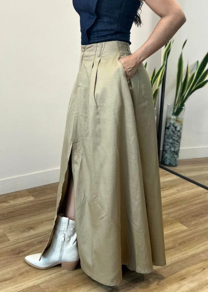 Falda larga con botón forrado