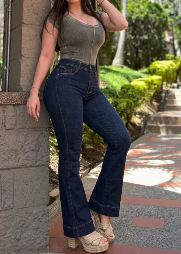 Jean levanta cola acampanado D544