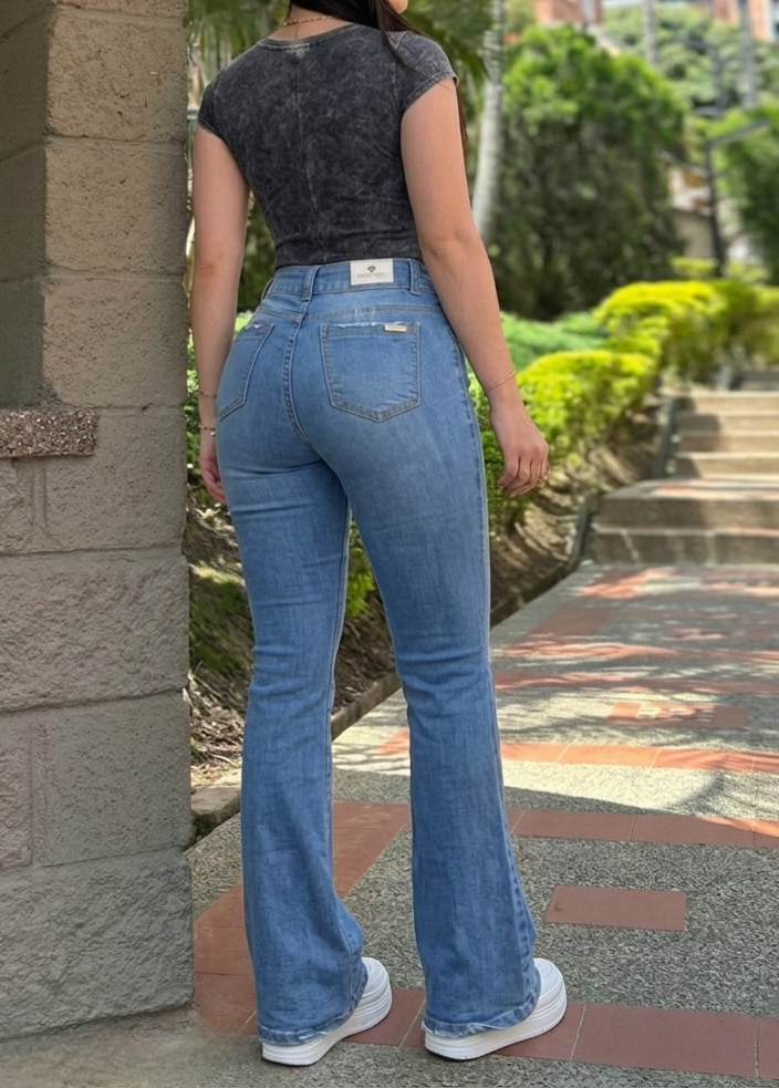 Jean premium levanta cola acampanado D549