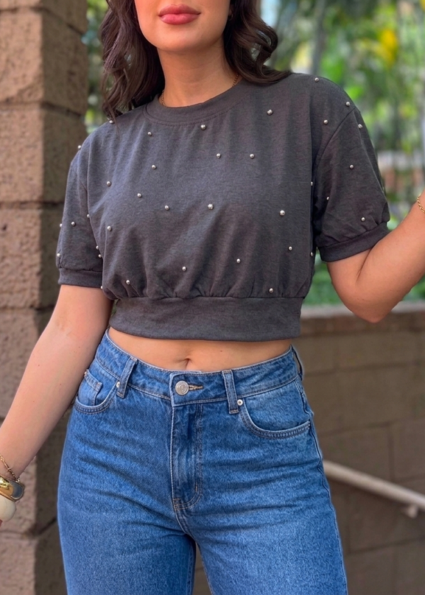 Blusa corta decorada con taches