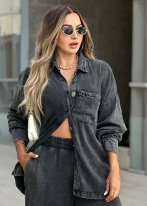 Camisa negra en jeans liviano