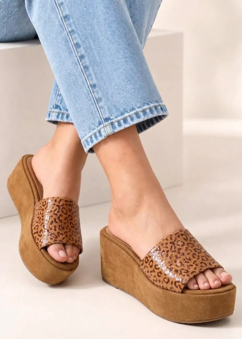 Sandalia plataforma animal print