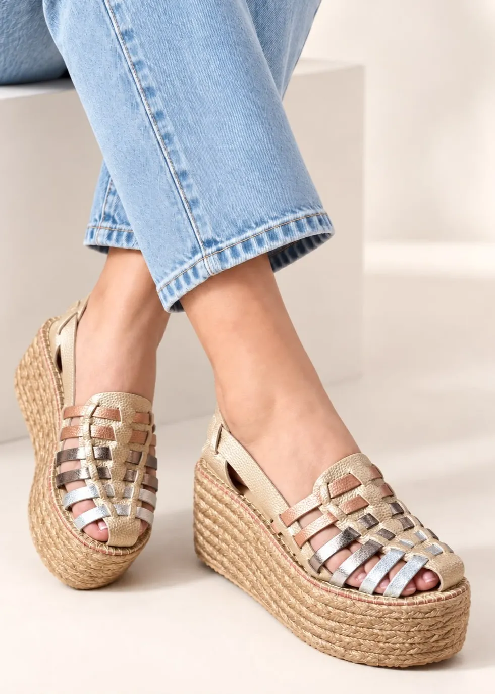 Sandalia plataforma en yute y correas de cuero